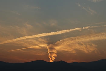 夕暮れ立ち上る雲と飛行機雲.jpg